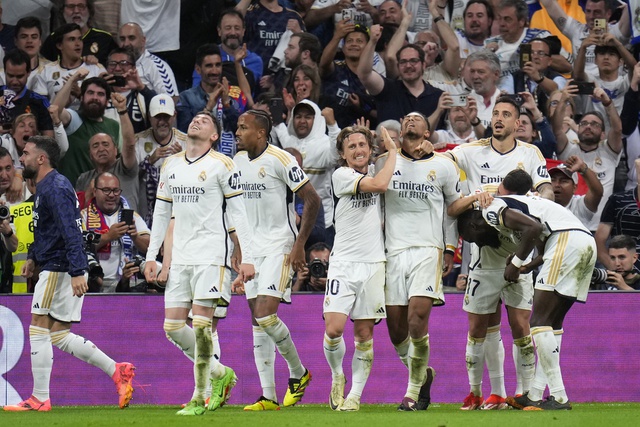 Real Madrid ngược dòng kịch tính đánh bại Barcelona trong trận Siêu kinh điển   - Ảnh 2.