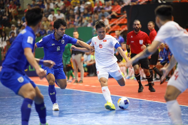 VCK Futsal châu Á 2024: ĐT futsal Việt Nam giành vé vào tứ kết - Ảnh 2.