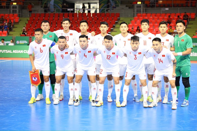VCK Futsal châu Á 2024: ĐT futsal Việt Nam giành vé vào tứ kết - Ảnh 1.
