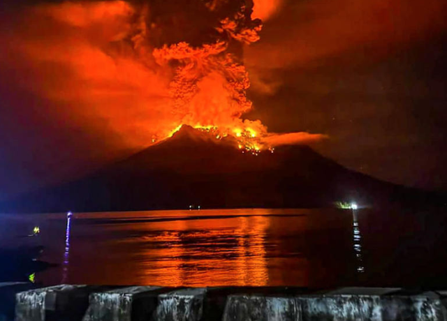 Indonesia dỡ bỏ cảnh báo sóng thần sau khi núi lửa Ruang phun trào - Ảnh 1.