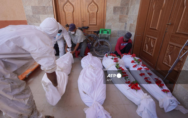 Phát hiện khoảng 200 thi thể trong ngôi mộ tập thể ở bệnh viện Nasser tại Dải Gaza - Ảnh 1.