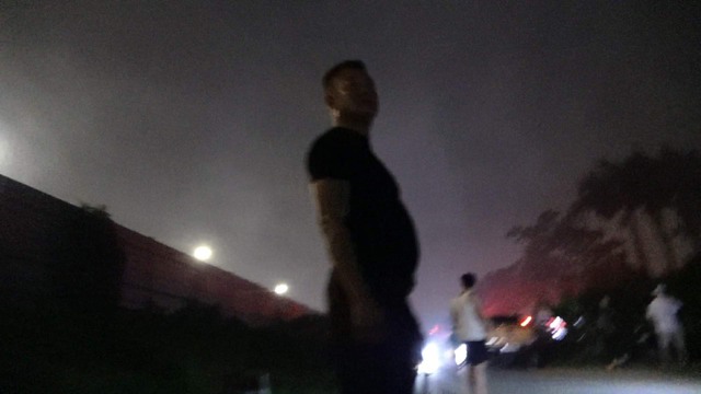 Phóng viên Thời báo VTV bị hành hung khi ghi hình vụ cháy ở Thanh Trì (Hà Nội) - Ảnh 2.