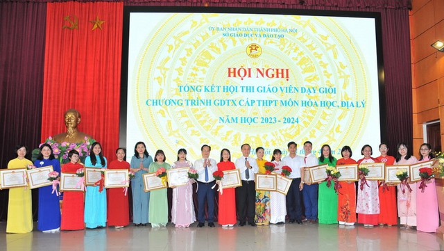 Hà Nội trao thưởng 16 giáo viên dạy giỏi giáo dục thường xuyên  - Ảnh 1.