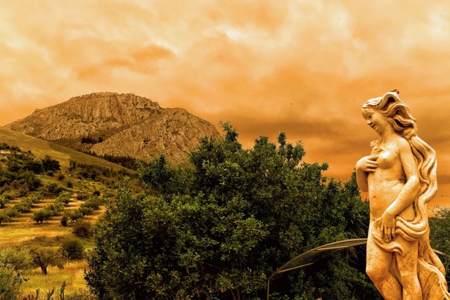 Nền trời thủ đô Hy Lạp bất ngờ chuyển màu cam “kỳ ảo” - Ảnh 2.