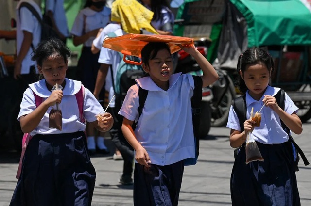 Học sinh 7.000 trường ở Philipines học trực tuyến vì nắng nóng - Ảnh 1.