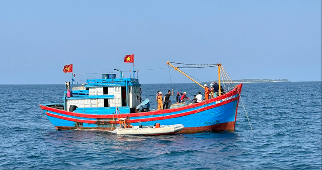 Vụ chìm sà lan ở vùng biển Lý Sơn: Tìm thấy thêm 1 thi thể nạn nhân - Ảnh 1.