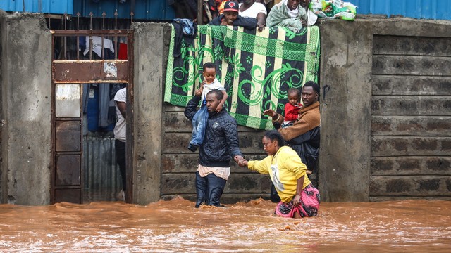 Lũ lụt nghiêm trọng ở Đông Phi khiến hàng chục người chết, hàng nghìn người phải di dời - Ảnh 1.