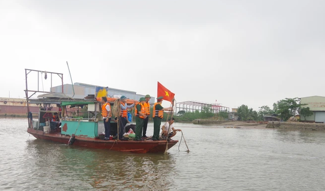 Xuyên đêm tìm kiếm nạn nhân vụ lật thuyền ở Quảng Ninh - Ảnh 2.