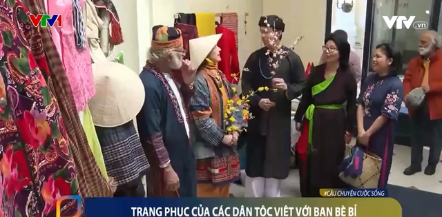 Giới thiệu trang phục của các dân tộc Việt với bạn bè Bỉ - Ảnh 1.