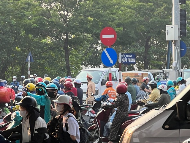  Người dân ùn ùn rời Hà Nội trong ngày làm việc cuối cùng để nghỉ lễ - Ảnh 11.