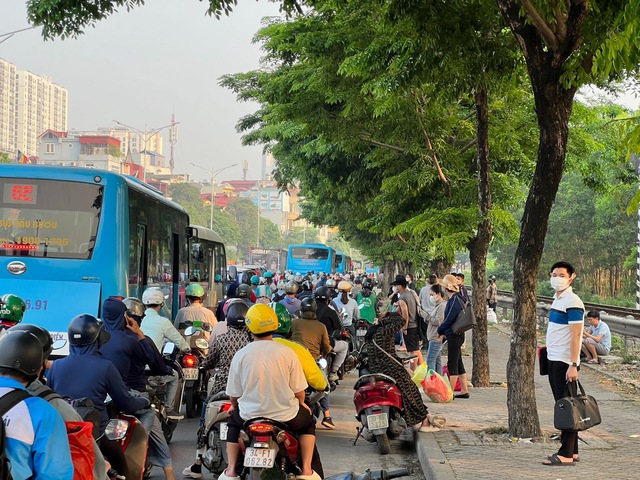  Người dân ùn ùn rời Hà Nội trong ngày làm việc cuối cùng để nghỉ lễ - Ảnh 2.
