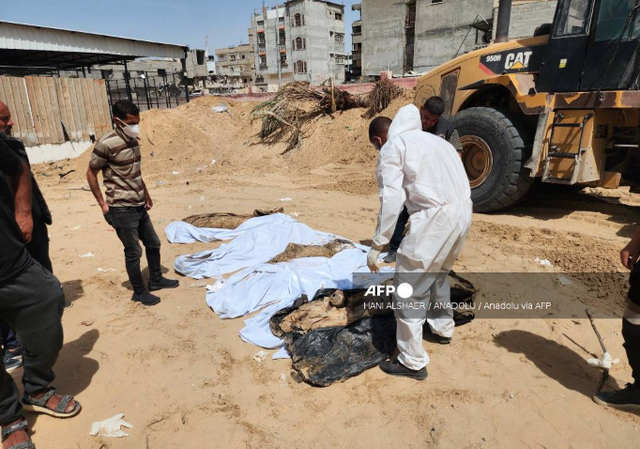 Gần 400 thi thể được tìm thấy trong ngôi mộ tập thể ở bệnh viện Gaza - Ảnh 1.