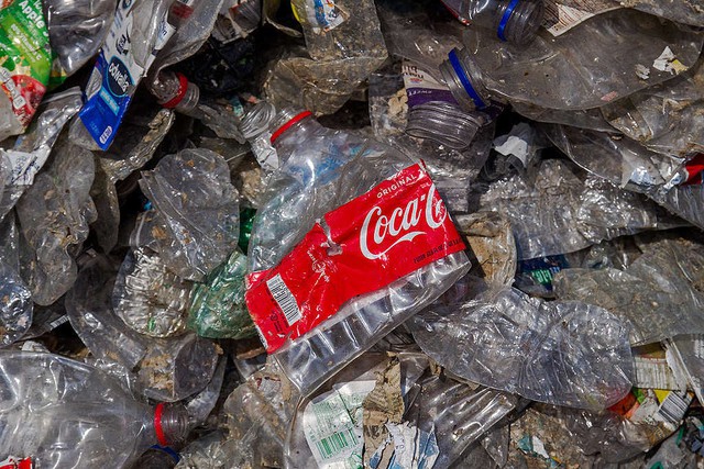 Coca-Cola gây ô nhiễm nhựa lớn nhất thế giới - Ảnh 1.