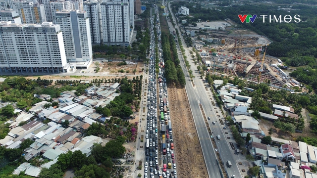Cửa ngõ phía Đông TP Hồ Chí Minh kẹt xe dài hàng km ngày đầu kỳ nghỉ lễ - Ảnh 4.