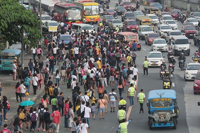 Philippines thay đổi giờ làm tại khu vực thủ đô để hạn chế tắc đường - Ảnh 1.