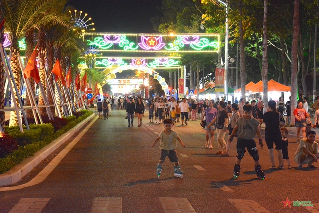 Khai trương tuyến phố đi bộ đầu tiên tại thành phố Phan Rang - Tháp Chàm - Ninh Thuận - Ảnh 3.