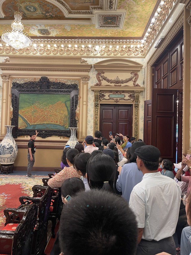 Trụ sở HĐND-UBND TP Hồ Chí Minh đón lượng khách tham quan kỷ lục trong ngày 27/4 - Ảnh 2.