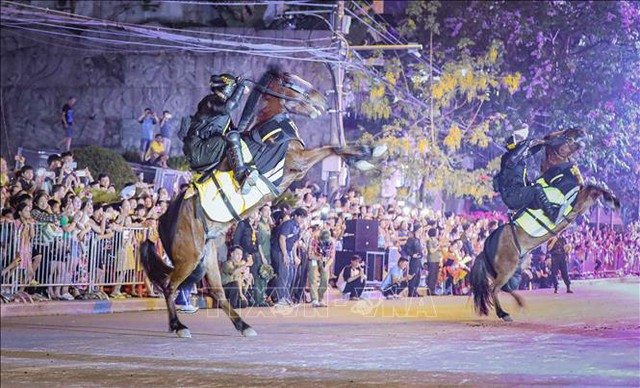 Cảnh sát cơ động kỵ binh biểu diễn trên đường phố Điện Biên - Ảnh 1.