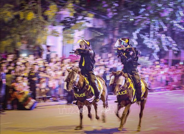 Cảnh sát cơ động kỵ binh biểu diễn trên đường phố Điện Biên - Ảnh 4.