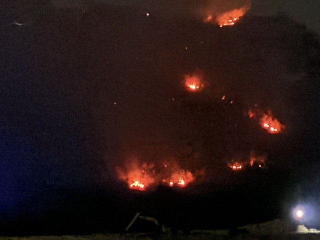 Lửa vẫn đang cháy trên núi Cô Tô - Ảnh 2.