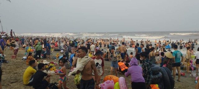 Người dân đổ về các bãi biển giải nhiệt dịp lễ 30/4 - Ảnh 10.