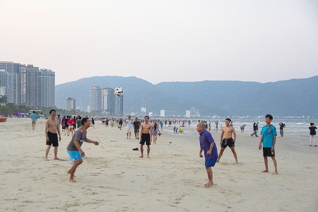 Người dân đổ về các bãi biển giải nhiệt dịp lễ 30/4 - Ảnh 1.