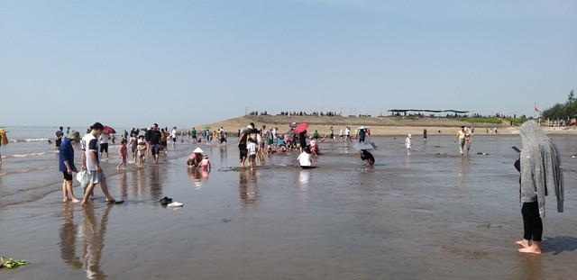 Người dân đổ về các bãi biển giải nhiệt dịp lễ 30/4 - Ảnh 8.
