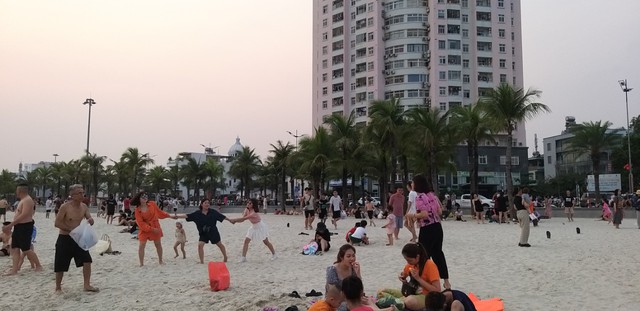 Người dân đổ về các bãi biển giải nhiệt dịp lễ 30/4 - Ảnh 7.