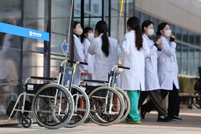 Hàn Quốc triển khai thêm nhân viên y tế - Ảnh 1.