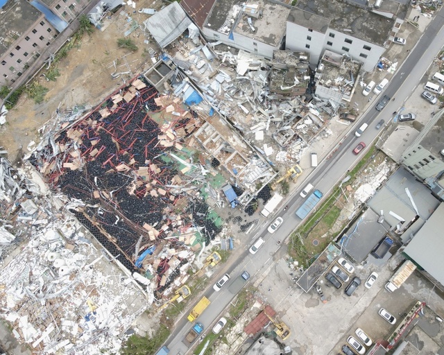 Những hình ảnh về thiệt hại do trận lốc xoáy kinh hoàng quét qua Quảng Châu (Trung Quốc) - Ảnh 4.