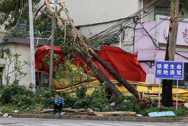 Những hình ảnh về thiệt hại do trận lốc xoáy kinh hoàng quét qua Quảng Châu (Trung Quốc) - Ảnh 5.