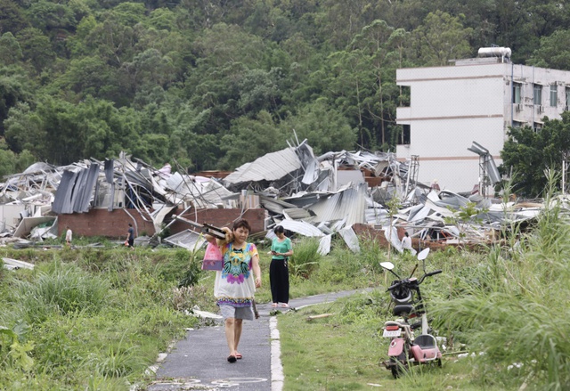 Những hình ảnh về thiệt hại do trận lốc xoáy kinh hoàng quét qua Quảng Châu (Trung Quốc) - Ảnh 6.