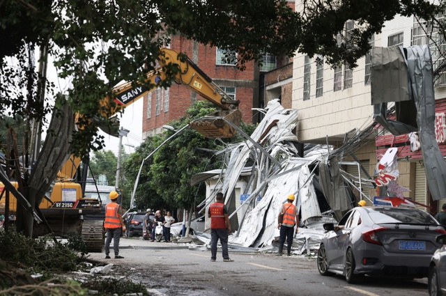 Những hình ảnh về thiệt hại do trận lốc xoáy kinh hoàng quét qua Quảng Châu (Trung Quốc) - Ảnh 9.