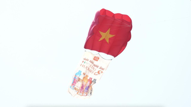 Du khách Đà Nẵng mãn nhãn với màn thả diều từ thương hiệu sữa tắm nước hoa Italy tại Festival Biển - Ảnh 1.