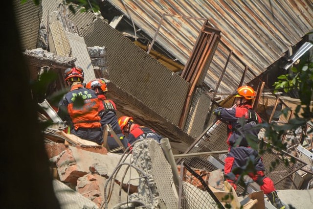Động đất ở Đài Loan (Trung Quốc): 77 người vẫn mắc kẹt, hơn 700 người bị thương - Ảnh 1.