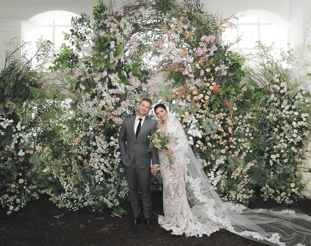 Ảnh cưới giữa rừng hoa của Minh Tú - Ảnh 3.