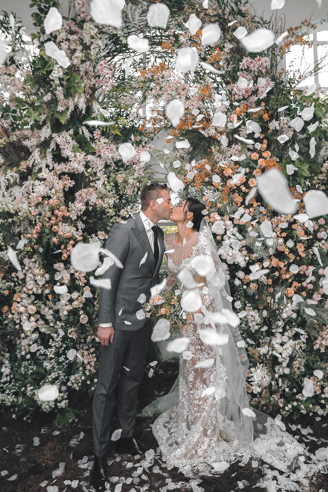 Ảnh cưới giữa rừng hoa của Minh Tú - Ảnh 2.