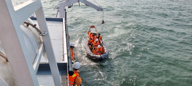 Cứu hộ 10 thuyền viên gặp nạn tại vùng biển cửa Ba Lạt, Nam Định - Ảnh 1.