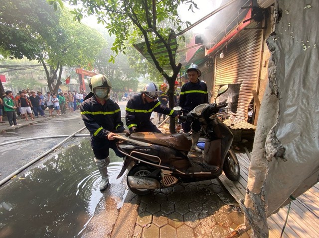 Cháy ki ốt bán đồ ăn trên đường Phạm Văn Đồng (Hà Nội) - Ảnh 2.
