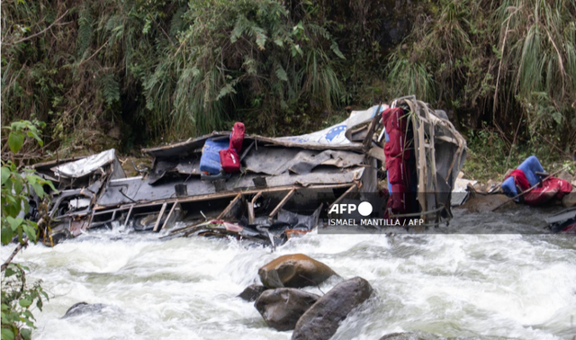 Xe bus rơi xuống sông ở Peru, 25 người thiệt mạng  - Ảnh 1.