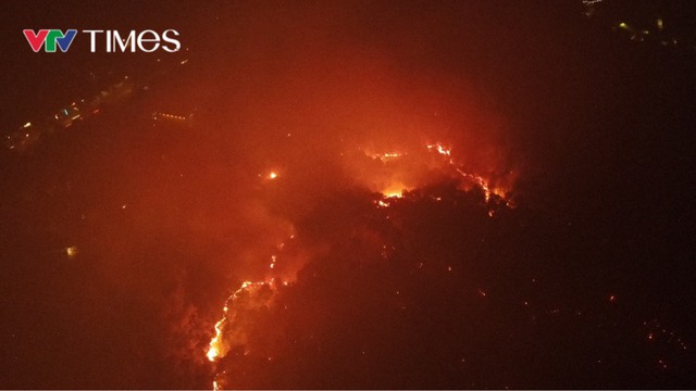 Hàng trăm người nỗ lực xuyên đêm dập tắt đám cháy tại Nghệ An - Ảnh 1.