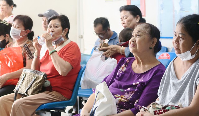 TP. Hồ Chí Minh: Gia tăng người già, trẻ nhỏ mắc bệnh vì nắng nóng kéo dài - Ảnh 2.