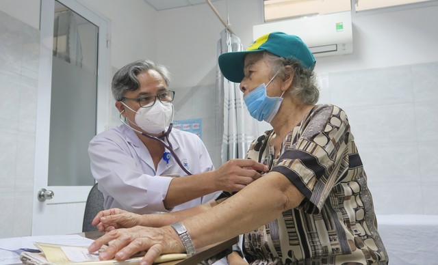 TP. Hồ Chí Minh: Gia tăng người già, trẻ nhỏ mắc bệnh vì nắng nóng kéo dài - Ảnh 3.