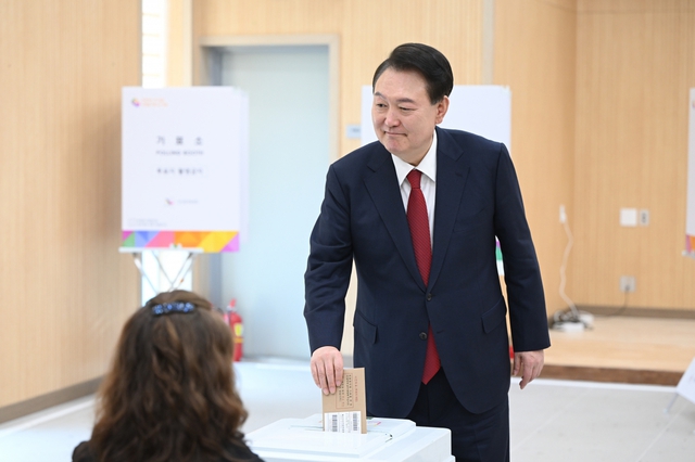 Hàng trăm nghìn cử tri Hàn Quốc đi bỏ phiếu sớm trong cuộc bầu cử Quốc hội khóa 22 - Ảnh 1.