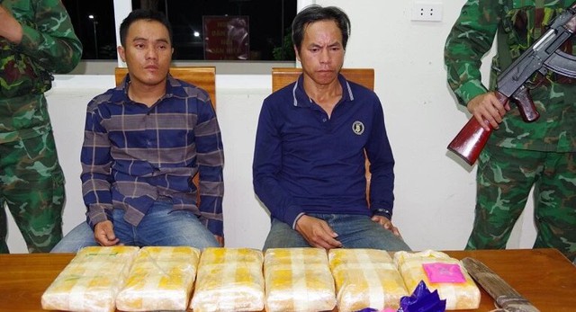 Bắt giữ hai người Lào vận chuyển 36.000 viên ma túy tổng hợp - Ảnh 1.