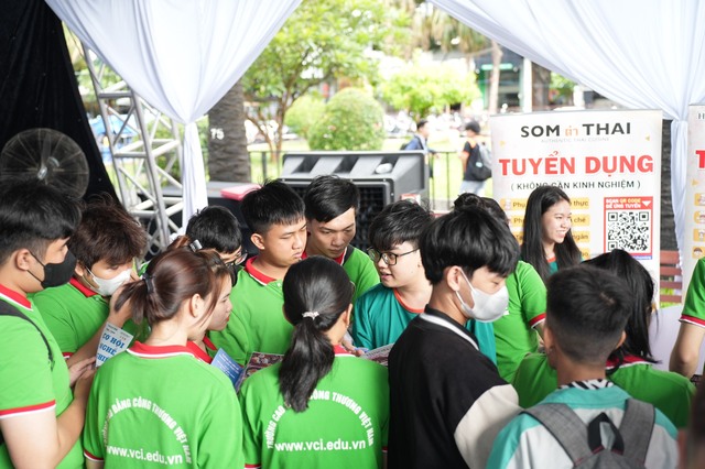 Đông đảo sinh viên tìm kiếm cơ hội tại “Sàn giao dịch việc làm ngành du lịch TP Hồ Chí Minh 2024” - Ảnh 3.