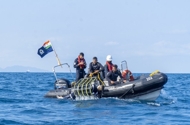 Cảnh sát biển Việt Nam và Ấn Độ diễn tập ứng phó sự cố tràn dầu trên biển - Ảnh 2.