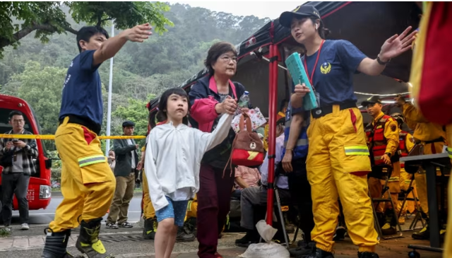 Hơn 600 người vẫn mắc kẹt sau 3 ngày xảy ra động đất ở Đài Loan (Trung Quốc) - Ảnh 2.