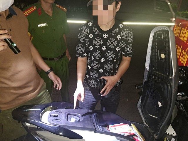 Hà Nội: Lực lượng 141 hoá trang tuần tra phát hiện thanh niên mang ma túy đá - Ảnh 2.