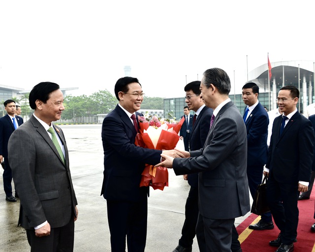 Chủ tịch Quốc hội Vương Đình Huệ lên đường thăm chính thức Trung Quốc - Ảnh 2.